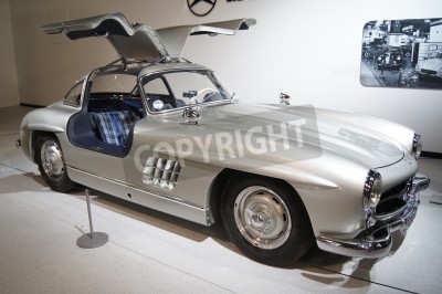 Papier peint  Voiture de course classique dans un musée