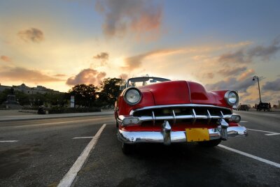 Voiture rouge à La Havane le coucher du soleil