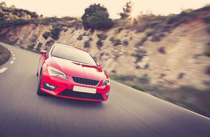 Papier peint  Voiture rouge dans une rue