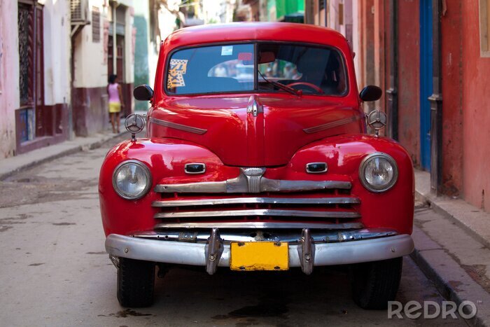 Papier peint  Voiture rouge de cru sur la rue de la vieille ville, La Havane, Cuba