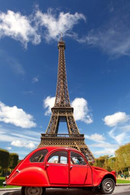 Voiture rouge sur fond de la Tour Eiffel