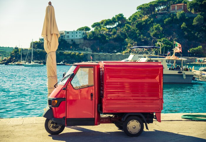 Papier peint  Voiture symbolique italienne dans la rue de l'Italie, trois roues Apecar.