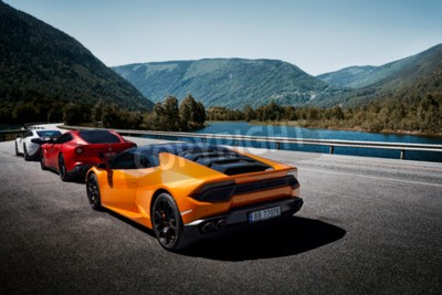 Papier peint  Voitures de sport sur un pont avec vue sur le fleuve et les montagnes