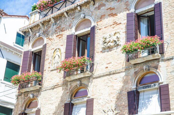 Papier peint  Volets violets sur un immeuble