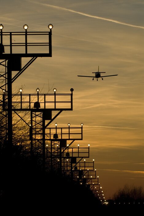 Papier peint  Vor Flugzeuglandung Rotem Himmel