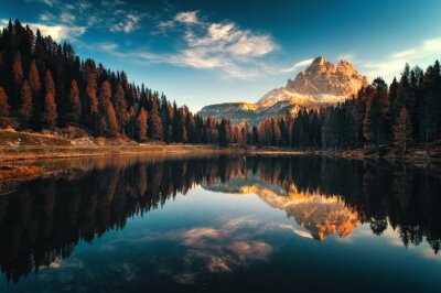 Vue aérienne de Lago Antorno, Dolomites, paysage de montagne du lac avec pic des Alpes, Misurina, Cortina d'Ampezzo, Italie