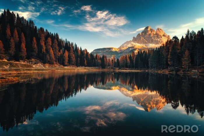 Papier peint  Vue aérienne de Lago Antorno, Dolomites, paysage de montagne du lac avec pic des Alpes, Misurina, Cortina d'Ampezzo, Italie