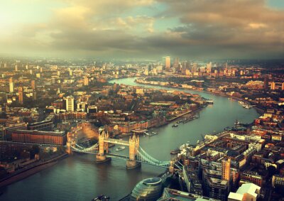 Vue aérienne de Londres avec Tower Bridge en temps de coucher du soleil