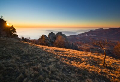 Vue aérienne des montagnes de magnifique lever de soleil au-dessus de la mer