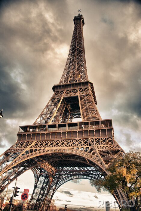 Papier peint  Vue de bas en haut de la Tour Eiffel, Paris