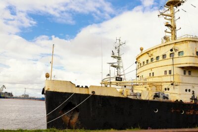 Papier peint  Vue de face du grand bateau amarré en Russie