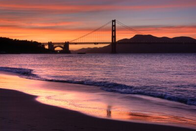 Vue de la plage sur le Golden Gate Bridge