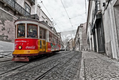 Papier peint  Vue de la traditionnelle Tram 28 en passant par les rues de Lisbonne, Portugal fournir innercity transports publics