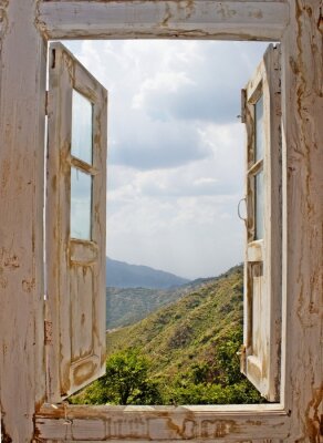Papier peint  Vue de montagnes et ciel nuageux depuis une fenêtre