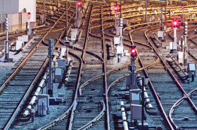 Vue de nuit de voies ferrées en dépôt, Kiev