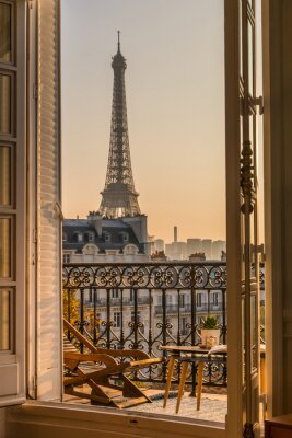 Vue depuis la fenêtre sur la tour Eiffel à Paris