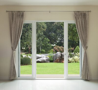 Papier peint  Vue depuis une porte-fenêtre sur un magnifique jardin