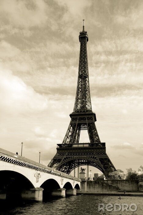 Papier peint  Vue grise sur la Tour Eiffel parisienne