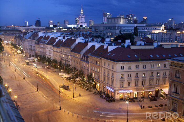 Papier peint  Vue nocturne de la vieille ville de Varsovie, le ciel orageux. Pologne
