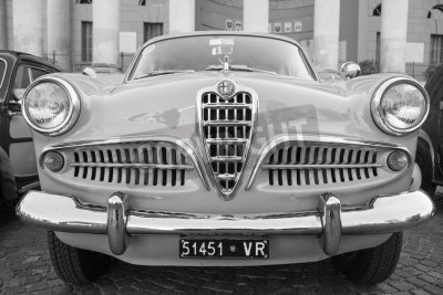 Papier peint  Benaco classique Autoclub organise un rassemblement appelé «sorcière du policier" sur Vérone Tuesday 6 Janvier 2015. Les profits sont versés à la charité.