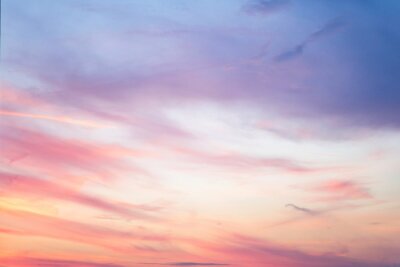 Ciel dans les couleurs rose et bleu. effet de lumière pastel coloré de nuages ​​de coucher de soleil nuage sur le fond de ciel coucher de soleil avec une couleur pastel
