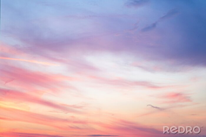 Papier peint  Ciel dans les couleurs rose et bleu. effet de lumière pastel coloré de nuages ​​de coucher de soleil nuage sur le fond de ciel coucher de soleil avec une couleur pastel