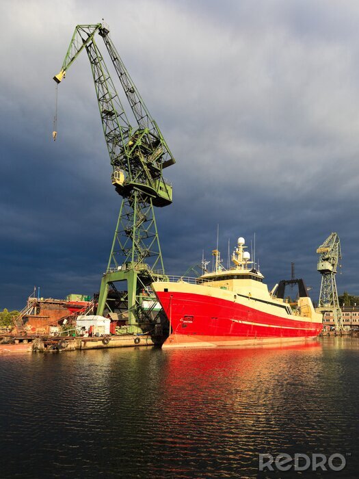 Papier peint  Les nuages ​​de pluie sombres sur le chantier naval de Gdansk, en Pologne.