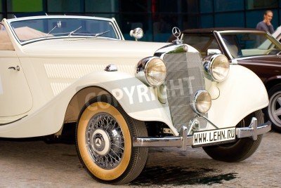 Papier peint  MOSCOU - 15 mai: Vintage Mercedes-Benz 320 Cabriolet A (1939) sur la Mercedes exposition au ï¿½Mercedes-Benz Jour-de 2010ï¿½ classique, rallye oldtimer massif, Moscou, Russie, le 15 mai 2010
