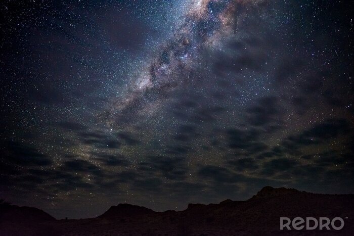 Papier peint  Voie lactée, étoiles dans le ciel, le désert du Namib en Namibie, en Afrique. Quelques nuages ​​pittoresques.