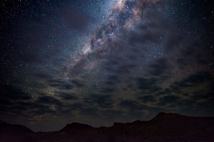 Papier peint  Voie lactée, étoiles dans le ciel, le désert du Namib en Namibie, en Afrique. Quelques nuages ​​pittoresques.