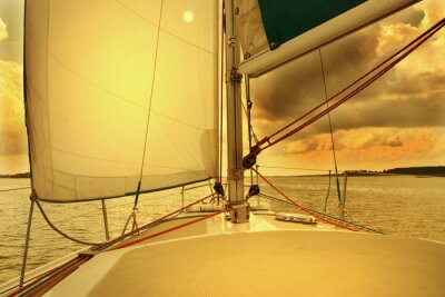 Papier peint  Yacht sous la voile au coucher du soleil