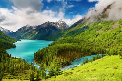Zones montagneuses avec lacs