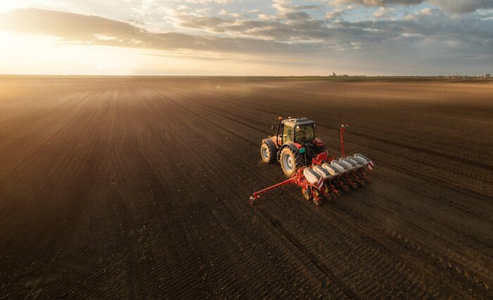 Poster  Agriculteur avec semoir de tracteur