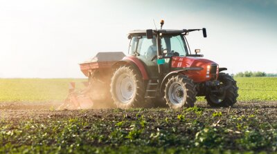 Poster  Agriculteur avec semoir de tracteur - semer des cultures au champ agricole au printemps