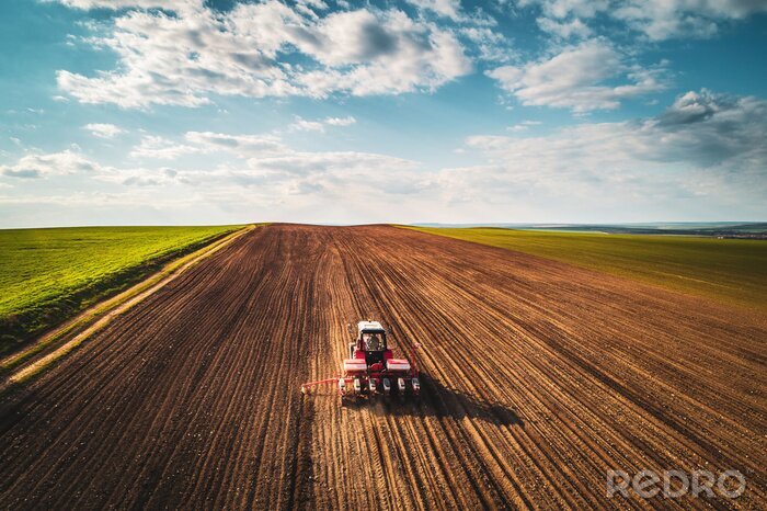 Poster  Agriculteur avec tracteur ensemencement des cultures au champ, vue aérienne