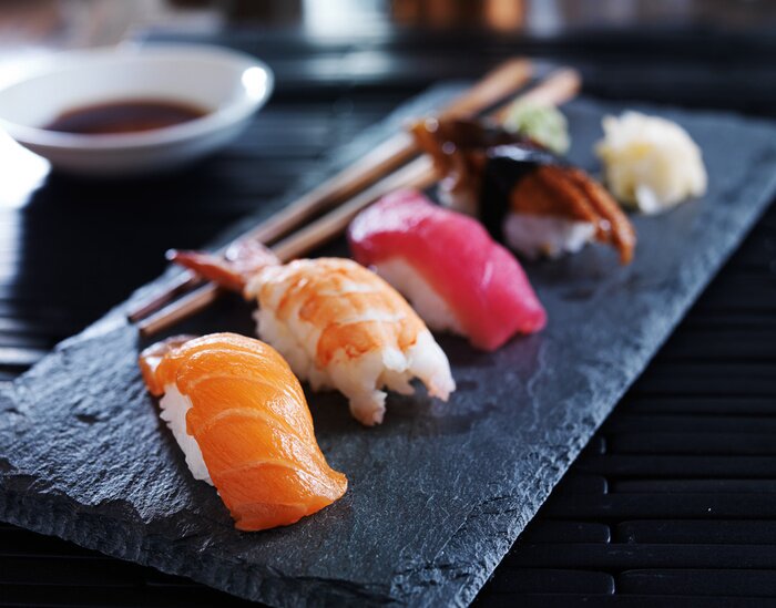 Poster  assortiment de sushi nigiri sur ardoise