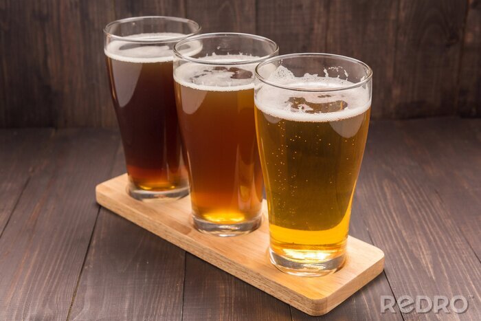 Poster  Assortiment de verres de bière sur une table en bois