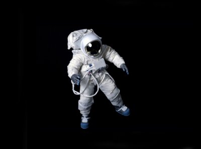 Astronaute flottant sur un fond noir.