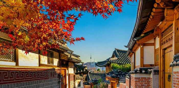 Poster  Autumn seasons at Bukchon Hanok Village. Traditional Korean style architecture in Seoul,Korea.