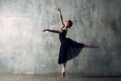 Ballerine de danse de ballet dans une robe noire
