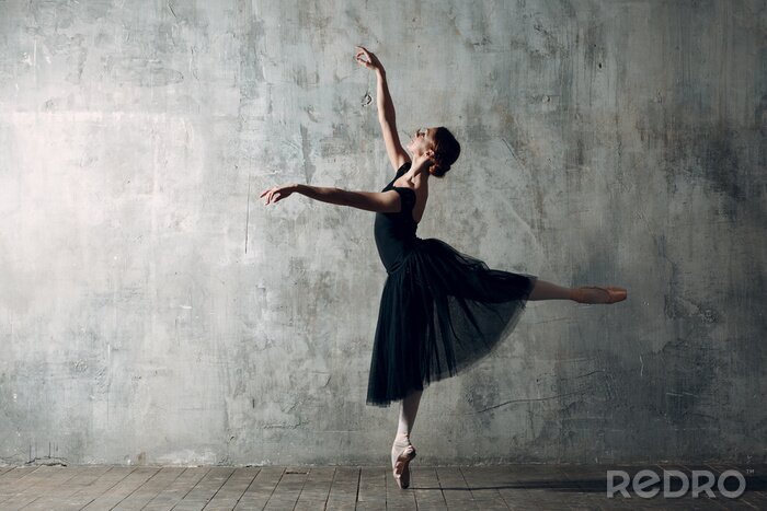 Poster  Ballerine de danse de ballet dans une robe noire
