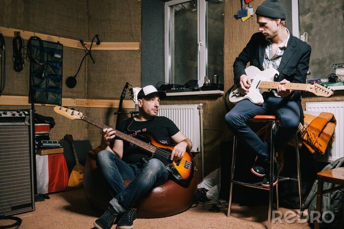 Poster  Bande de guitaristes adulte répétant dans le garage. Musiciens adultes, passe-temps créatif pour hipsters, répétition musicale