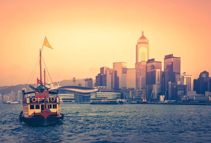 Poster  Bateau à voile sur fond de la ville