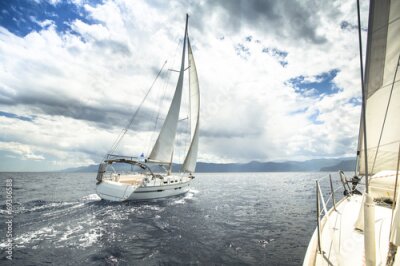 Poster  Bateau à voile sur la course dans une mer démontée.