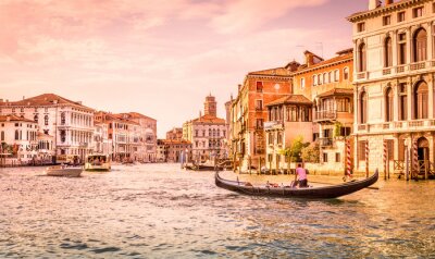 Bâtiments et gondoles sur le canal de Venise