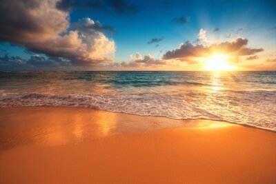 Beau lever de soleil sur la plage