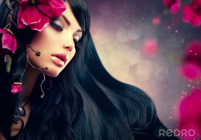 Poster  Beauté modèle Brunette fille avec des fleurs pourpres Big dans ses cheveux.