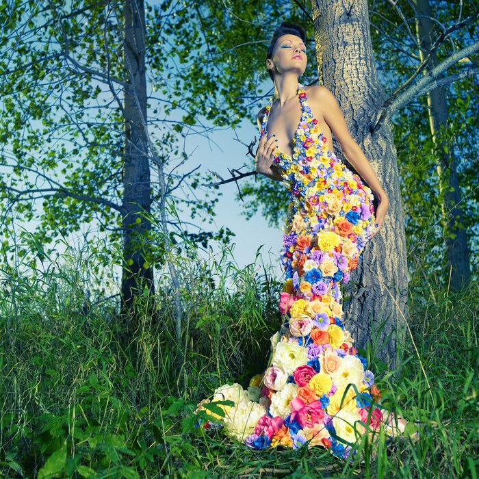 Poster  Belle dame en robe de fleurs