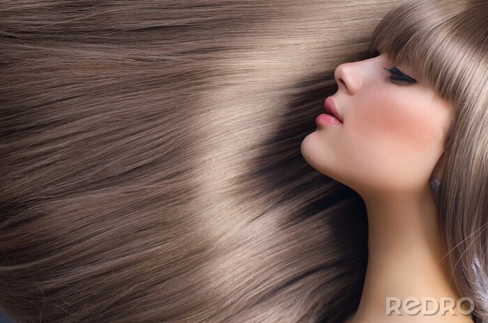 Poster  Belle fille aux cheveux blonds. Saine cheveux longs