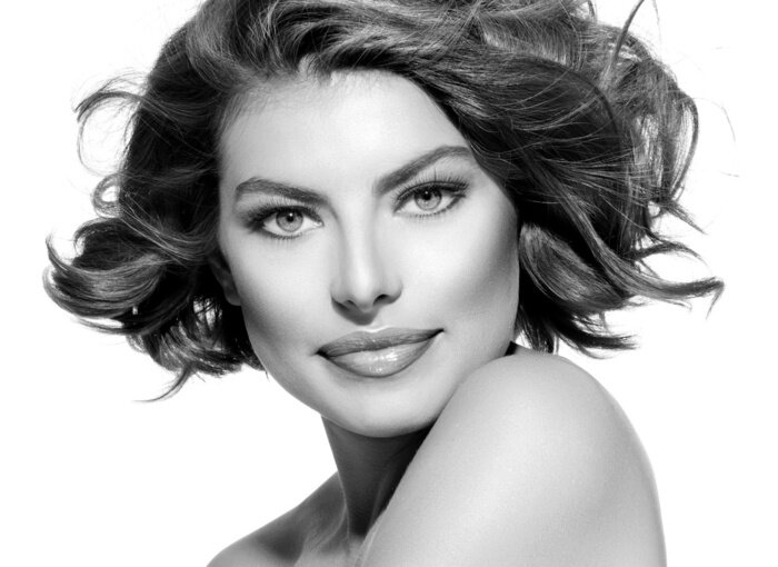 Poster  Belle jeune femme en noir et blanc Portrait. Cheveux courts bouclés